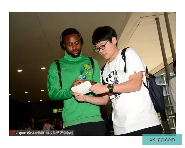 孙兴慜训练后守在门口为孩子们逐一签名的温暖瞬间感动无数球迷心 孙兴慜训练后守在门口为孩子们逐一签名的温暖瞬间感动无数球迷心